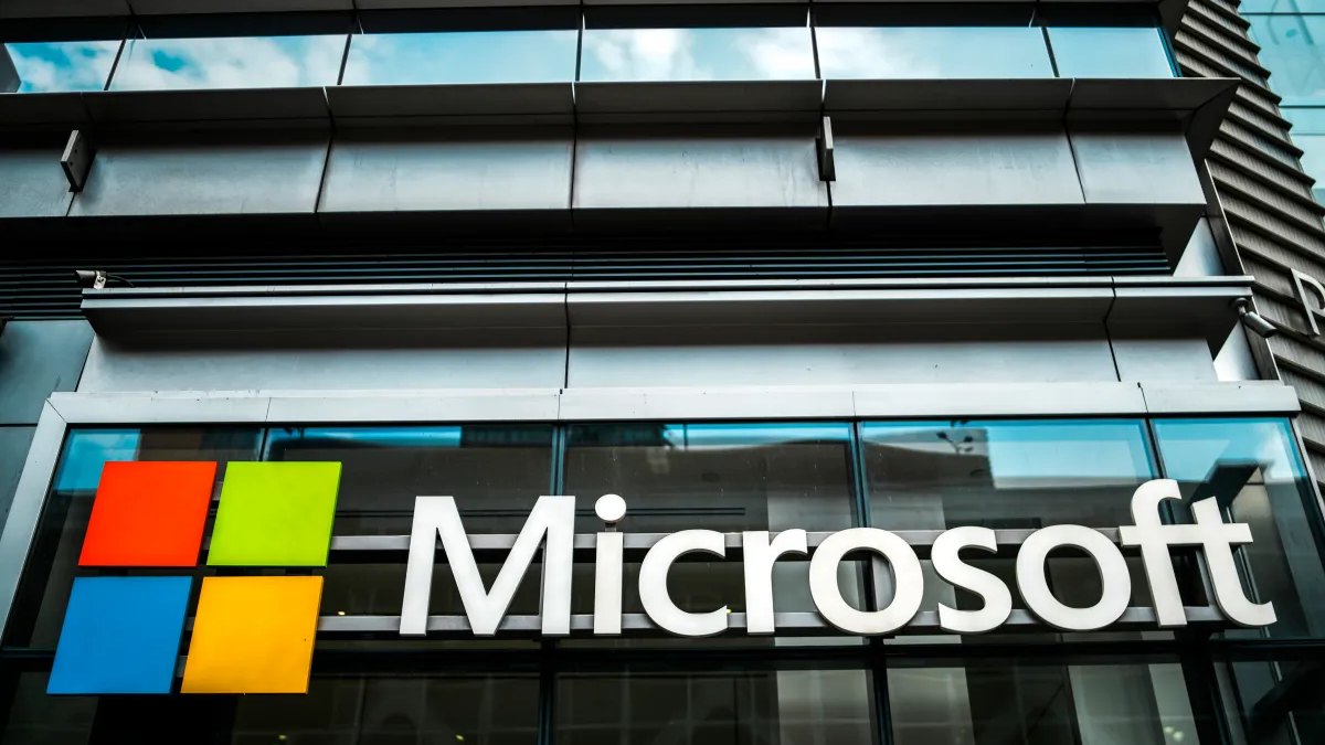 ABD, Microsoft ve Adobe'u Kalifiye Yabancı Çalışan Yeşil Kart Programından Askıya Aldı